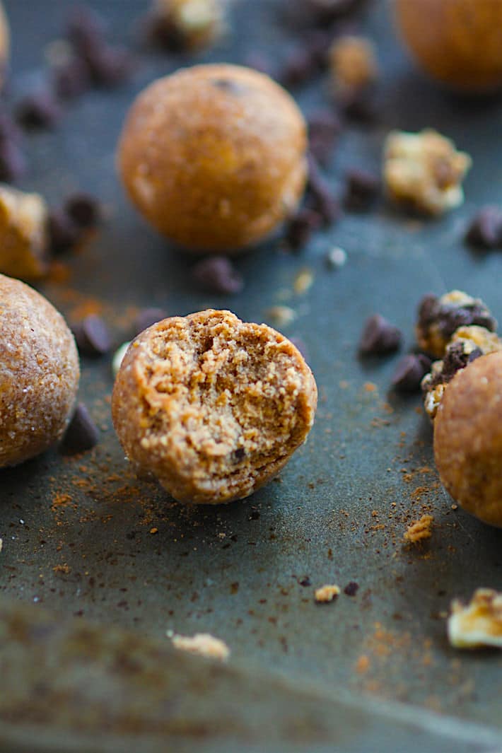 Gluten free No Bake Pumpkin Spiced Cookie Dough Bites! A pumpkin cookie treat that's easy to make, tastes delicious, and protein packed! A healthy snack to satisfy your sweet tooth!