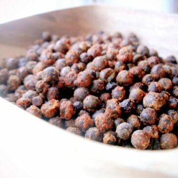 Homemade Spicy Roasted Wasabi Peas - A healthy, gluten free snack that's perfect to give as a holiday gift, too.