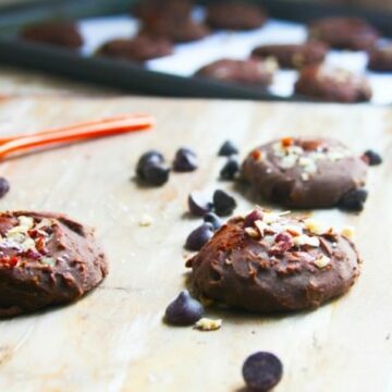 gluten free and dairy free chocolate mesquite cookies! Great post workout food for a snack or breakfast on the go! Nutrient dense and full of sweet, smokey flavor! cottercrunch.com @cottercrunch