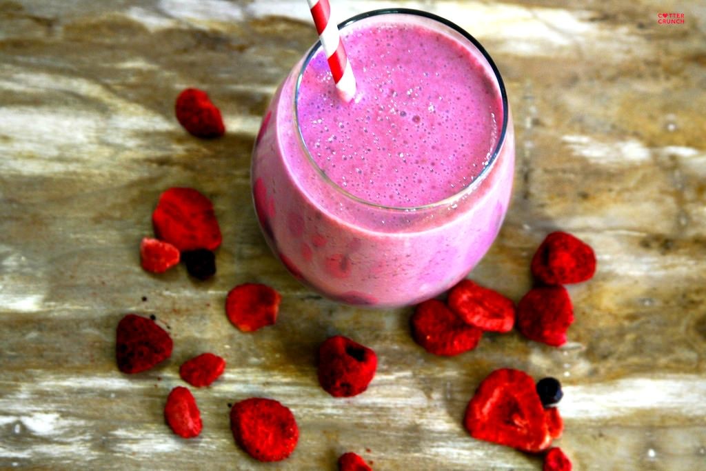 Gluten free, protein packed, berry cheesecake smoothie recipe- tastes like cake and is super healthy and nutritious! great treat for any time of day!
