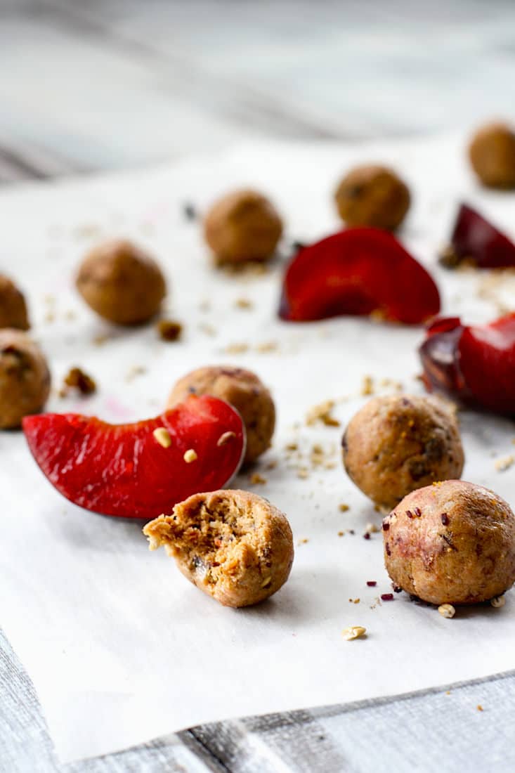 A one bite wonder! These gluten free Vanilla Plum Crumble Bites wrap up all the flavors of that stone fruit summer dessert  into one delicious, healthy, gluten free protein bite. @cottercrunch