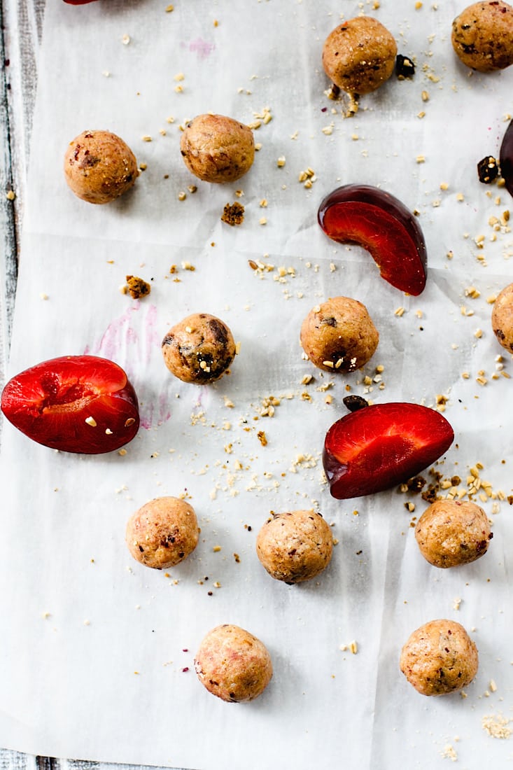 A one bite wonder! These gluten free Vanilla Plum Crumble Bites wrap up all the flavors of that stone fruit summer dessert into one delicious, healthy, gluten free protein bite. @cottercrunch