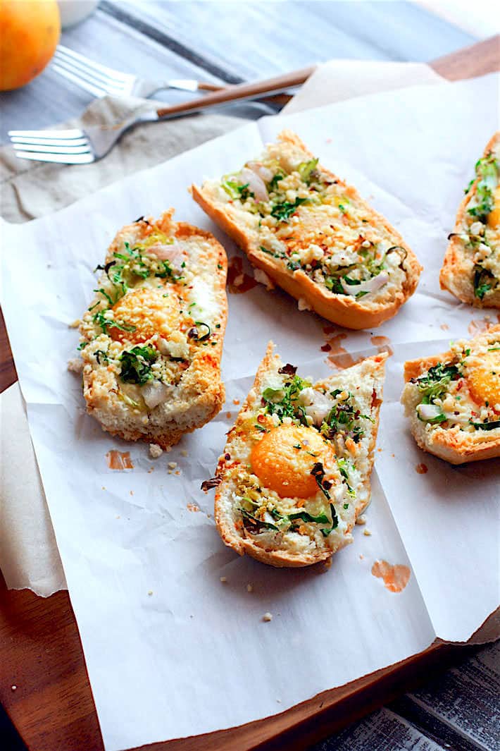 Healthy and gluten free Vegetable Stuffed Baked Egg Boats! For breakfast, brunch or dinner! These veggie packed baked egg boats are super easy, super healthy, and a tasty vegetarian meal that everyone enjoys! www.cottercrunch.com