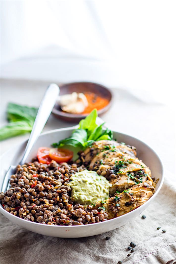 Simple Garlicky Green Crock-Pot Chicken and Lentils! A FLAVORFUL and fresh gluten free crock-pot chicken recipe that's packed full of fiber, nutrients, and protein. Easy to make in the crock-pot, healthy, and great for ANY time of year. Make it for the family or for weekend meal prep.