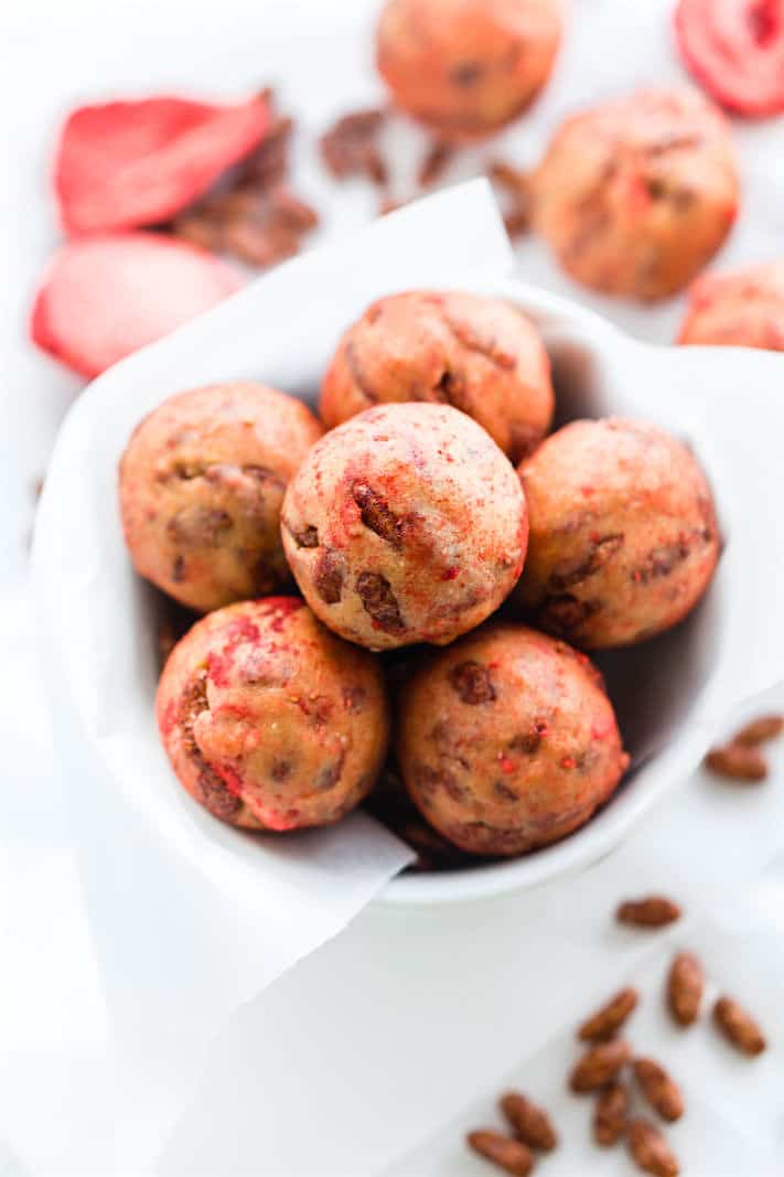 Super Tasty Chocolate Strawberry NO BAKE rice Krispie Treats BITES! Vegan Gluten Free Rice Krispie treats in BITE form and actually healthy for you. Easy to make and a great snack or breakfast bite for kids and adults!