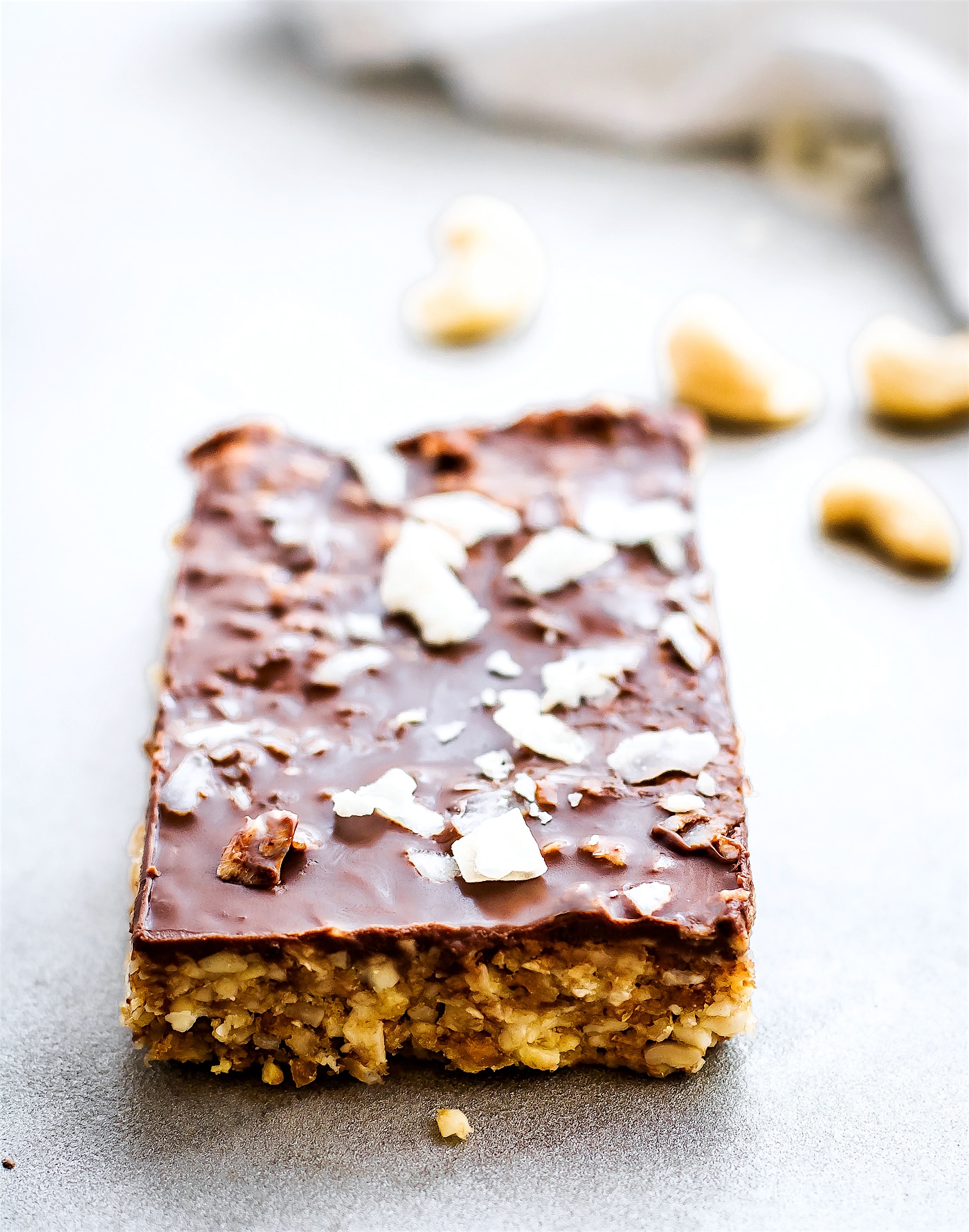 No bake Chocolate Coconut Cashew Bars made in 3 easy steps! Tasty no bake chocolate bars that are vegan & paleo. No oil needed. A healthy snack or dessert.