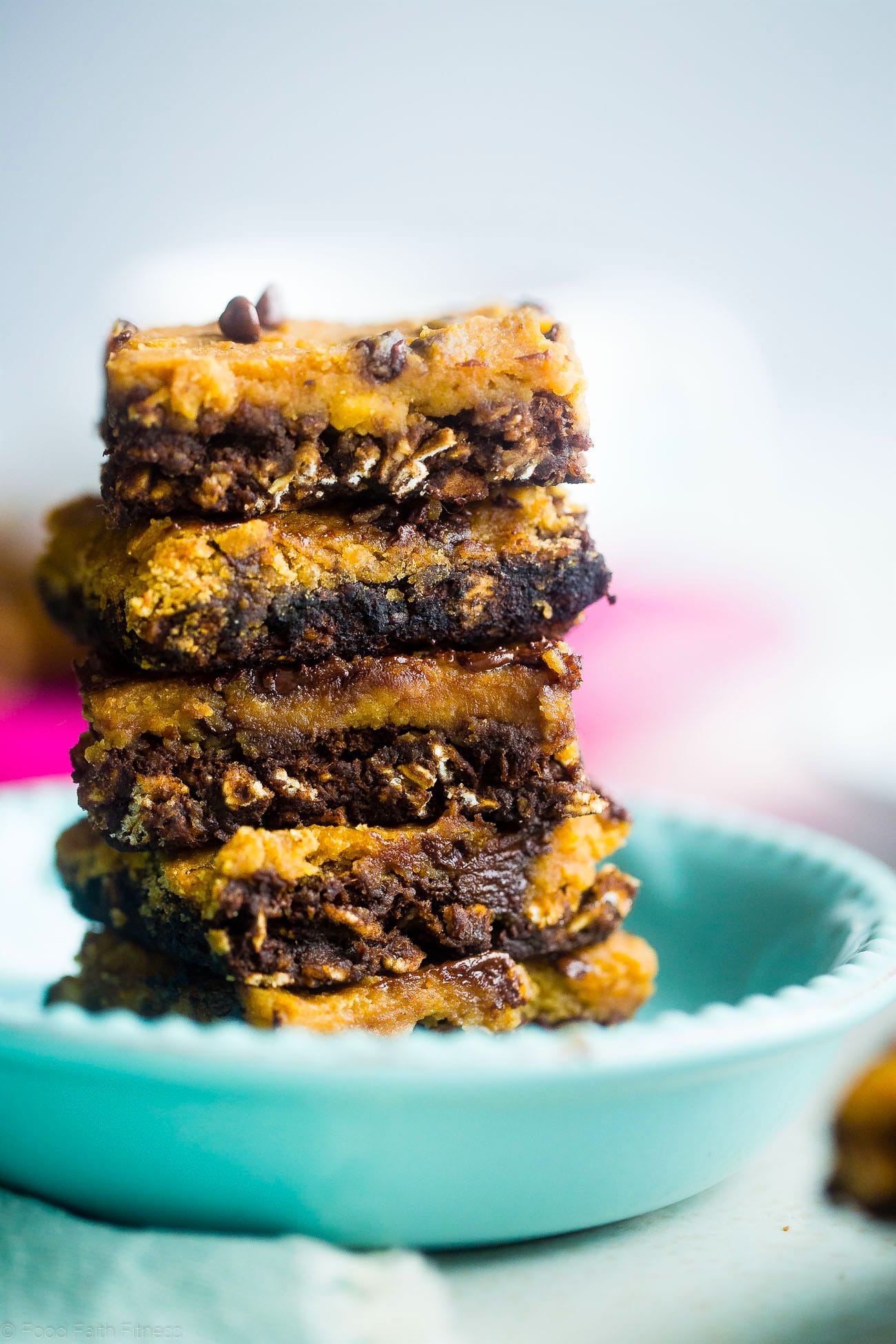 These Vegan Cookie Dough Oatmeal Breakfast Bars are perfect for an healthy grab and go breakfast. Plus they taste like cookie dough! Packed with real food plant based protein, chocolate chips, and gluten free oats. A healthy wholesome bar for breakfast. www.cottercrunch.com