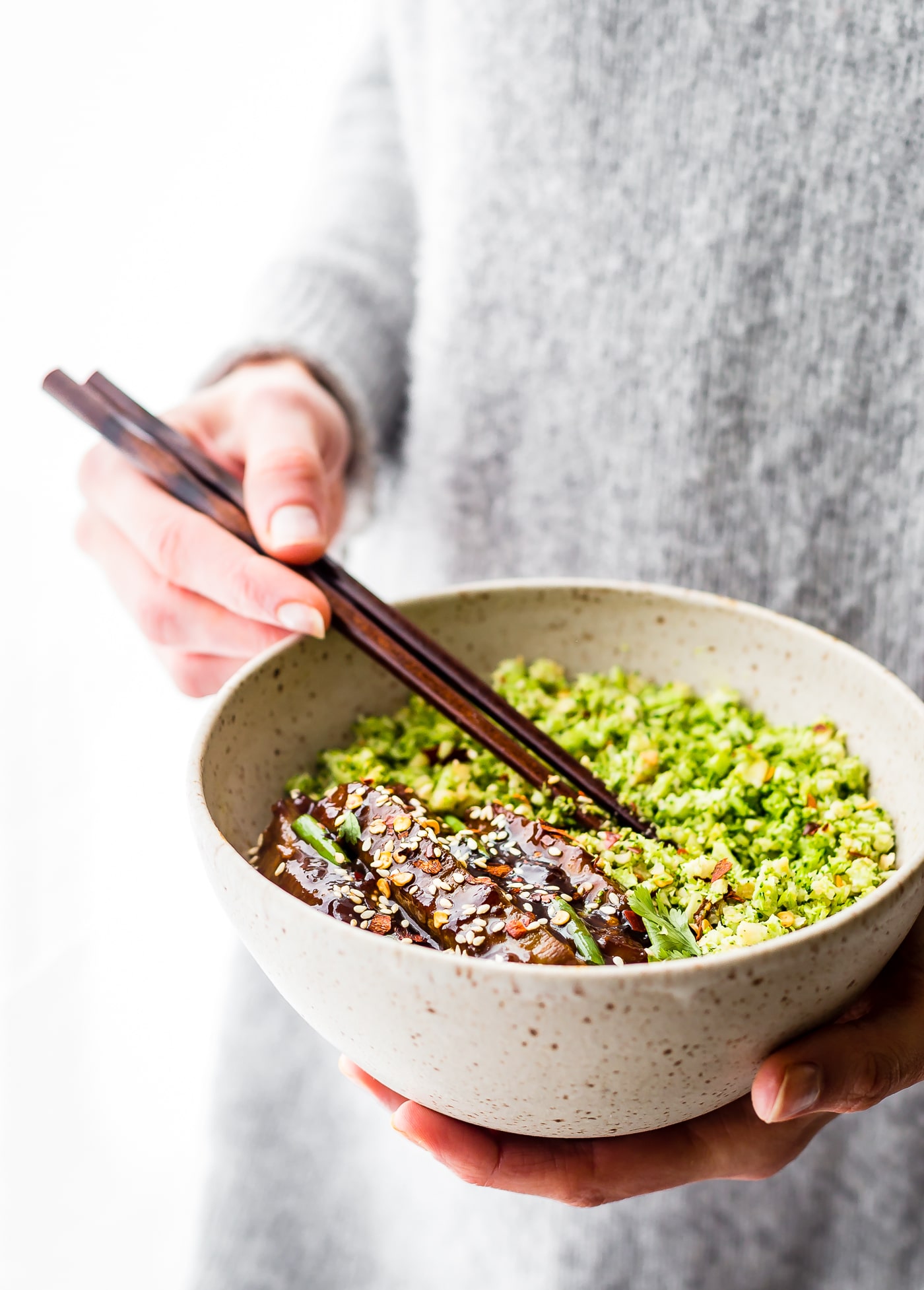 These Paleo Mongolian Beef Broccoli "Rice" Bowls are quick to make, light, and full of garlic and ginger flavors! A Healthy Asian homemade takeout recipe!