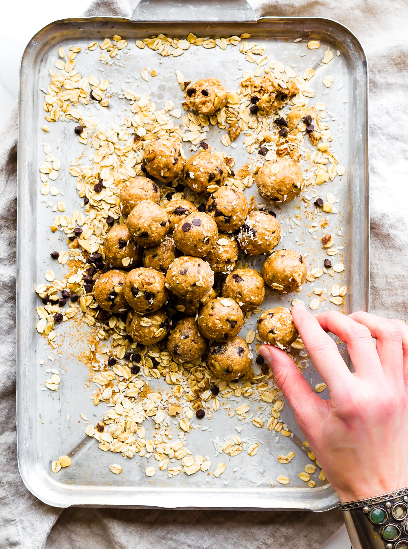 Cowboy Cookies in a no bake ENERGY BITES form! Yes, the best of both worlds. No baking, vegan energy bites that taste like cowboy cookies! Soft, chewy, and loaded with a variety of flavors. Gluten free!