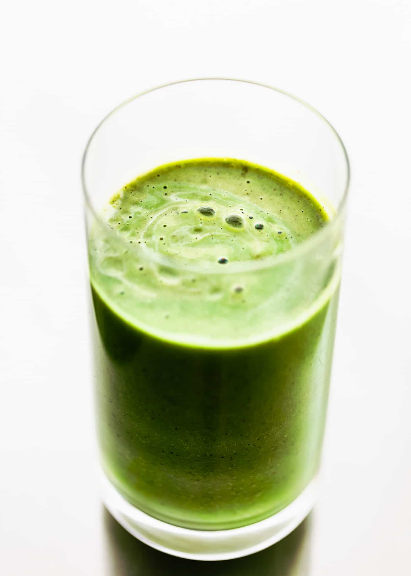 Close up image of superfood green kiwi smoothie with spirulina