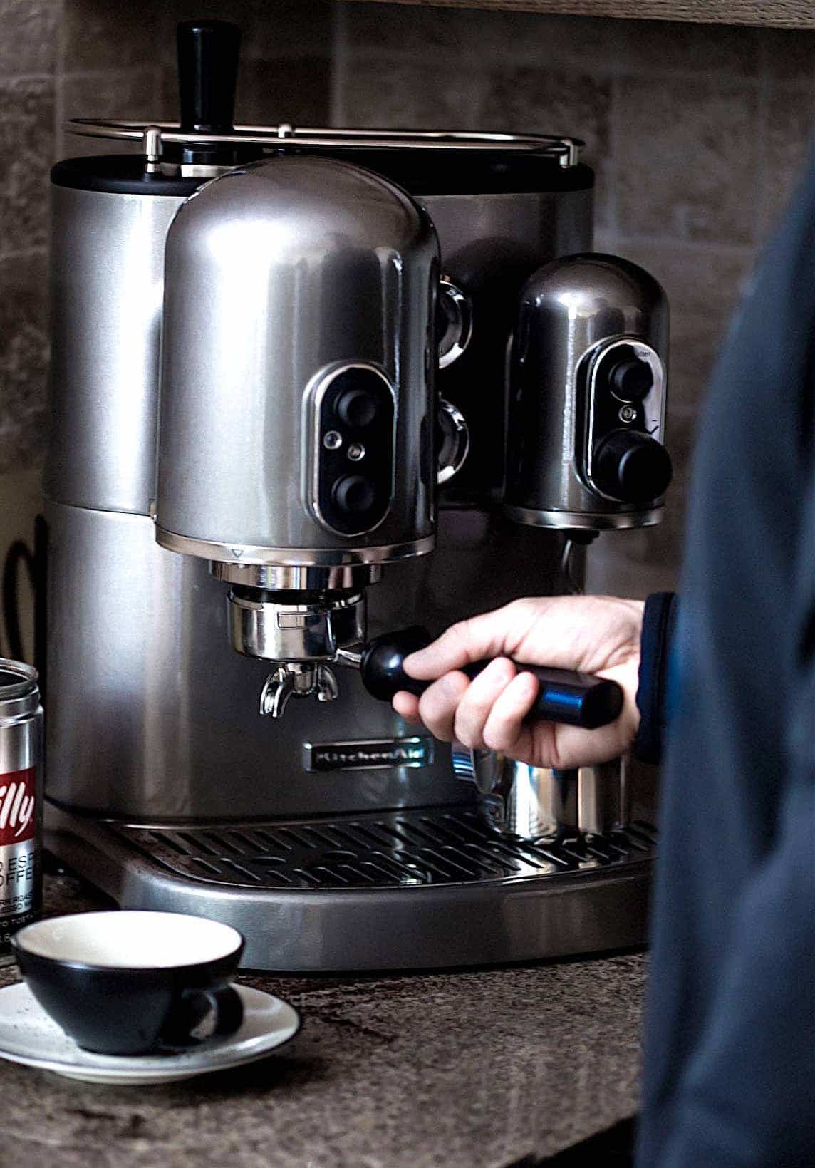Espresso machine pulling espresso shots