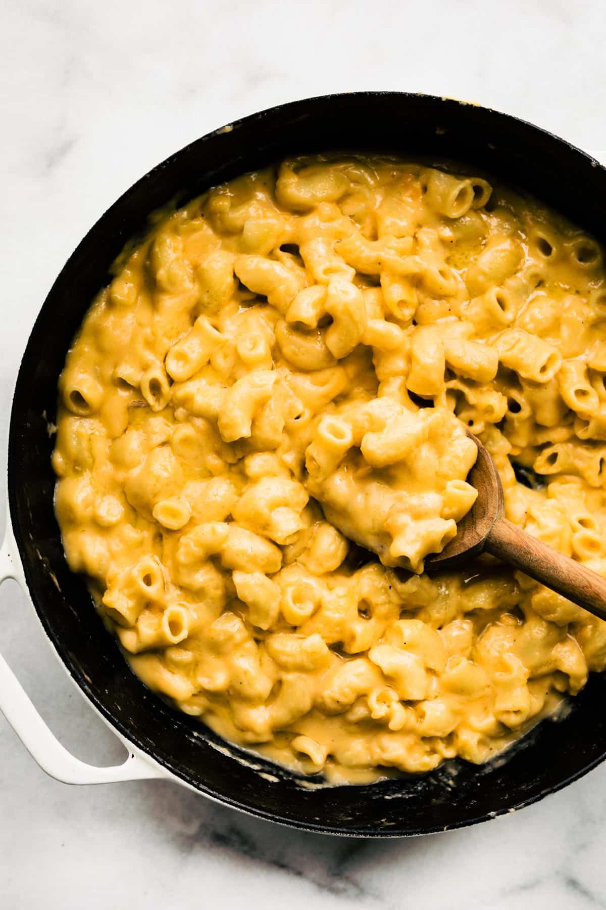 Overhead photo of a gluten free macaroni and cheese in a black skillet.