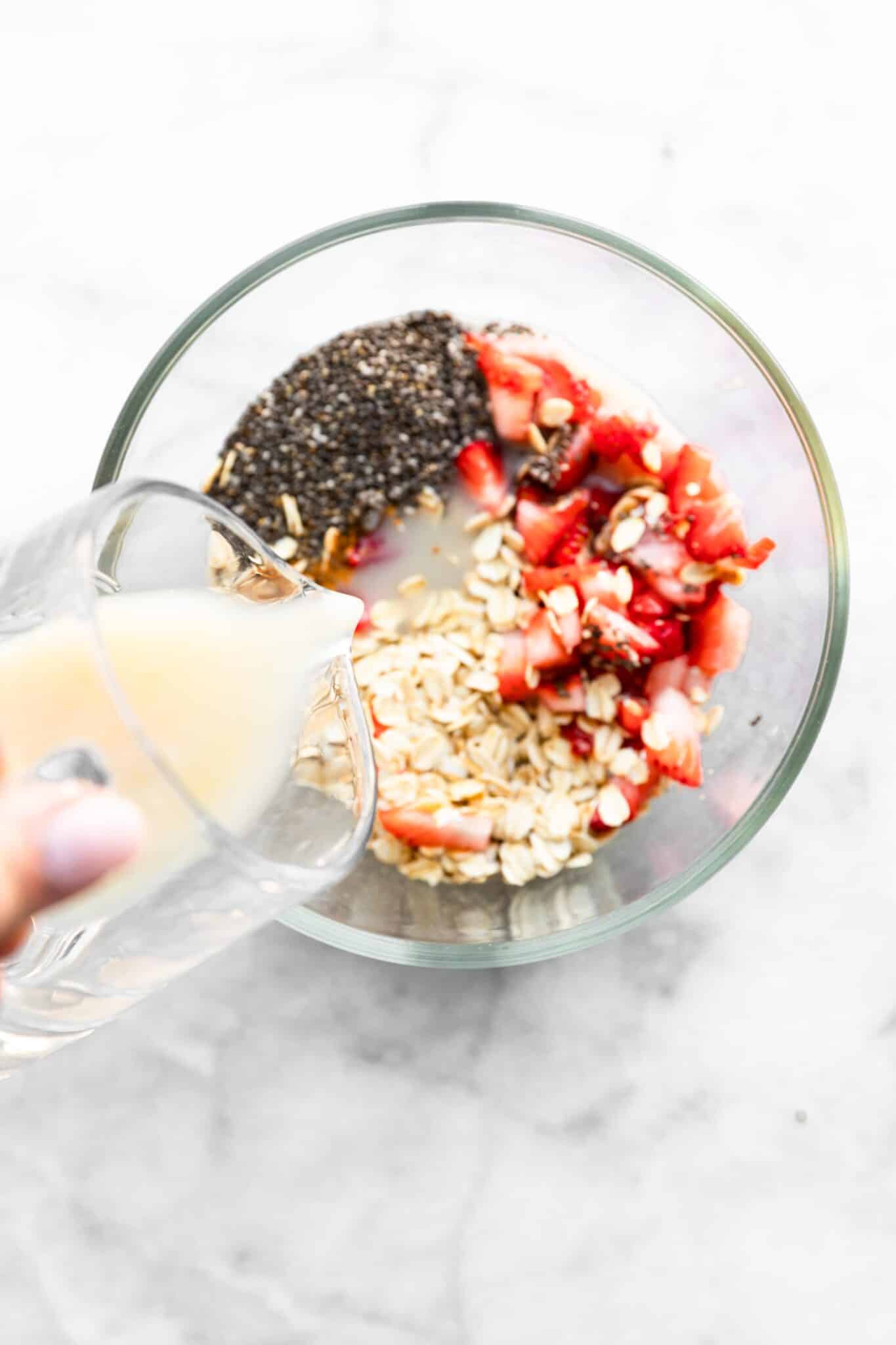 Strawberry Overnight Oats with Chia Seeds I Cotter Crunch